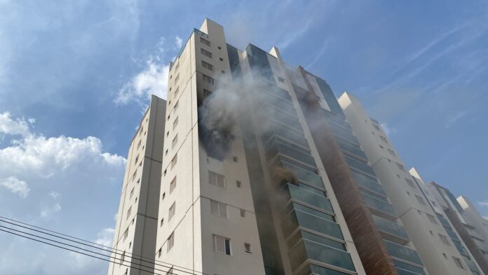 video-mostra-chamas-saindo-de-janela-em-predio-de-palmas