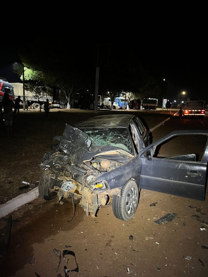 batida-entre-carro-e-caminhao-mata-dois-homens;-um-deles-era-policial-militar
