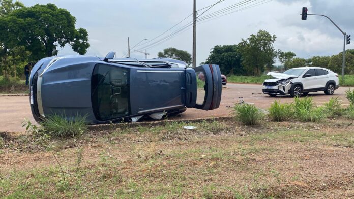 carro-eletrico-fica-tombado-apos-batida-em-cruzamento