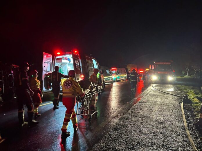 quatro-pessoas-morrem-e-40-ficam-feridas-apos-onibus-tombar-na-br-153