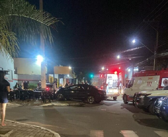 carro-invade-bar-apos-batida-em-cruzamento-e-deixa-duas-pessoas-feridas