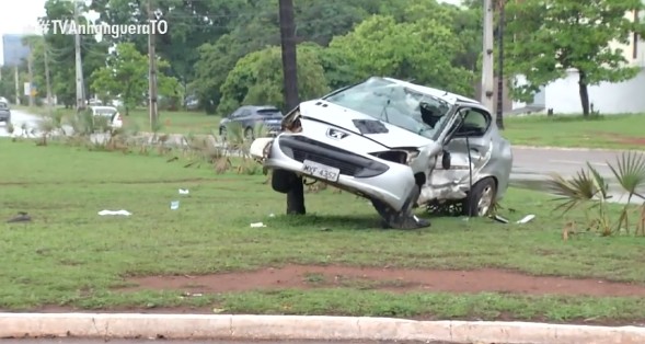 mulher-morre-apos-carro-capotar-no-canteiro-de-avenida-em-palmas-e-ficar-preso-em-coqueiro mulher-morre-apos-carro-capotar-no-canteiro-de-avenida-em-palmas-e-ficar-preso-em-coqueiro