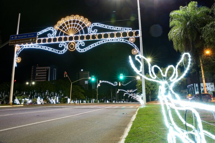 apos-prefeita-culpar-‘sao-pedro’-pelo-atraso,-decoracao-de-natal-de-palmas-comeca-a-ser-montada