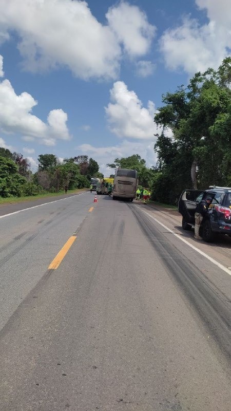 onibus-e-carreta-se-envolvem-em-acidente-na-br-153-e-deixam-feridos onibus-e-carreta-se-envolvem-em-acidente-na-br-153-e-deixam-feridos