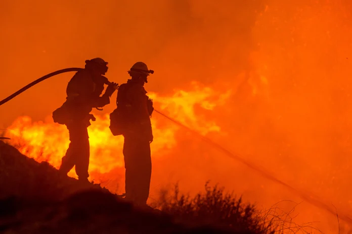 incendio-intenso-assola-a-california-e-avanca-sobre-a-regiao-de-los-angeles 