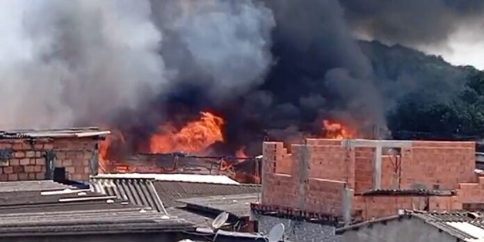 incendio-de-grandes-proporcoes-atinge-vila-dos-pescadores,-em-cubatao incendio-de-grandes-proporcoes-atinge-vila-dos-pescadores,-em-cubatao