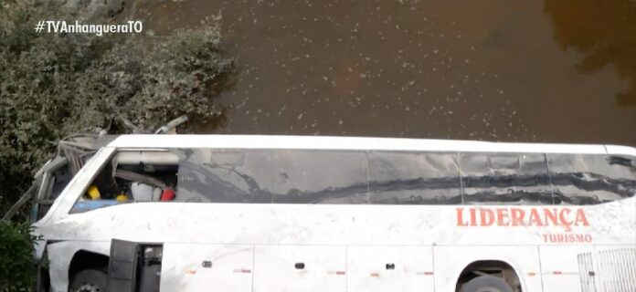 imagens-mostram-onibus-destruido-apos-cair-de-ponte-dentro-de-rio-e-deixar-tres-mortos 