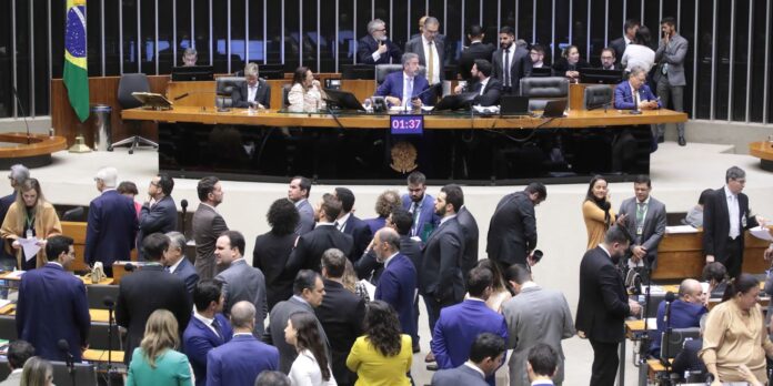 camara-aprova-teto-para-salario-minimo,-mas-afrouxa-mudancas-no-bpc camara-aprova-teto-para-salario-minimo,-mas-afrouxa-mudancas-no-bpc