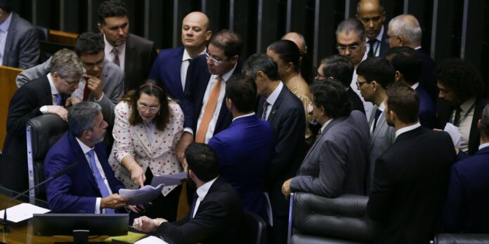 pec-de-corte-de-gastos-e-aprovada-em-dois-turnos-na-camara pec-de-corte-de-gastos-e-aprovada-em-dois-turnos-na-camara