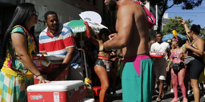 riotur-credencia-15-mil-vendedores-autonomos-no-carnaval-de-rua riotur-credencia-15-mil-vendedores-autonomos-no-carnaval-de-rua