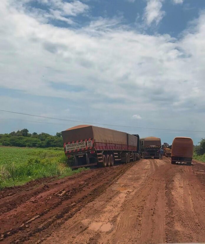 caminhoes-atolam-e-motoristas-enfrentam-dificuldades-para-atravessar-trecho-da-to-255;-entenda