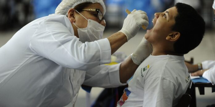 cerca-de-30%-da-populacao-brasileira-sofre-com-mau-halito