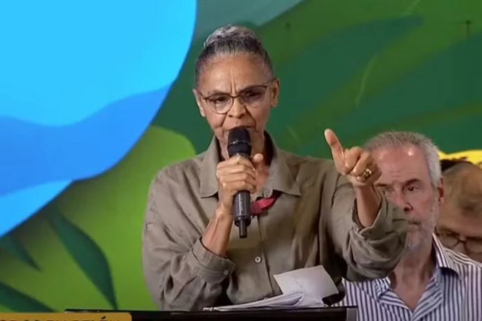 na-visita-de-lula-a-belem-ativistas-protestam-contra-exploracao-de-petroleo-na-foz-do-amazonas