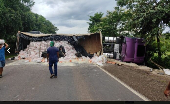 caminhao-tomba-e-bloqueia-br-153-no-centro-oeste-do-estado caminhao-tomba-e-bloqueia-br-153-no-centro-oeste-do-estado