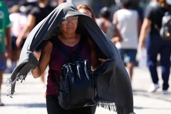 com-3a-onda-de-calor-no-brasil-em-2025,-rj-“torra”-com-sensacao-termica-de-50°c com-3a-onda-de-calor-no-brasil-em-2025,-rj-“torra”-com-sensacao-termica-de-50°c