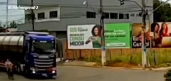 video-mostra-momento-em-que-ciclista-e-atingida-por-caminhao-ao-virar-em-avenida