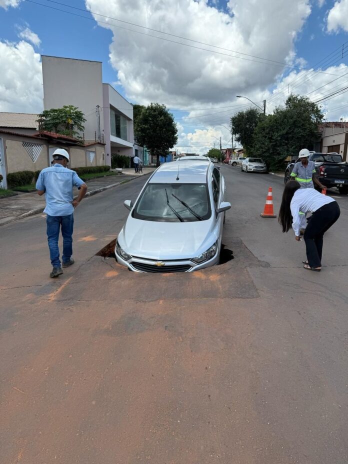carro-quase-e-‘engolido’-por-cratera-que-se-abriu-apos-vazamento-de-agua-em-rua-de-araguaina