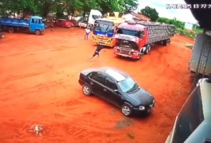 morre-no-hospital-motorista-que-foi-baleado-em-patio-de-oficina-apos-discussao-no-transito morre-no-hospital-motorista-que-foi-baleado-em-patio-de-oficina-apos-discussao-no-transito