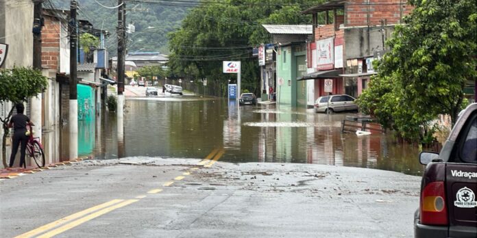 aguas-baixam-em-ubatuba-e-moradores-ja-comecam-a-voltar-para-casa aguas-baixam-em-ubatuba-e-moradores-ja-comecam-a-voltar-para-casa