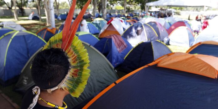 milhares-de-indigenas-acampam-em-brasilia-pelo-direito-a-terra