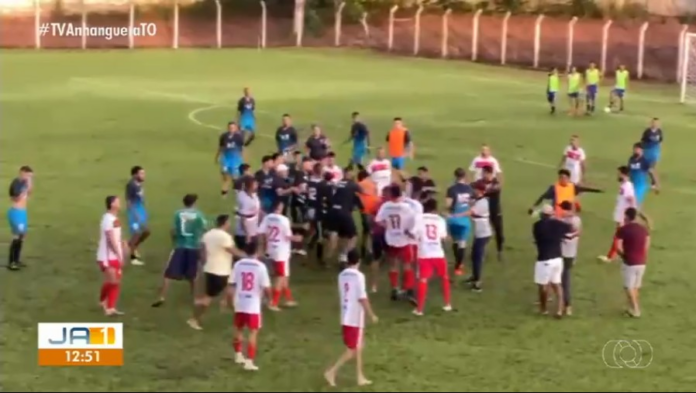 jogo-de-futebol-em-campeonato-amador-tem-briga-generalizada-entre-torcedores-e-jogadores;-video jogo-de-futebol-em-campeonato-amador-tem-briga-generalizada-entre-torcedores-e-jogadores;-video