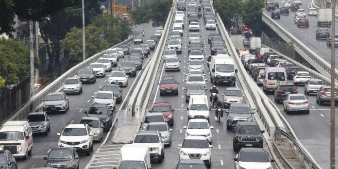 marginal-tiete-permanece-interditada-devido-a-buraco-na-pista-central marginal-tiete-permanece-interditada-devido-a-buraco-na-pista-central