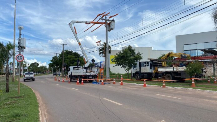 postes-precisam-ser-substituidos-apos-acidentes-em-duas-avenidas-de-palmas