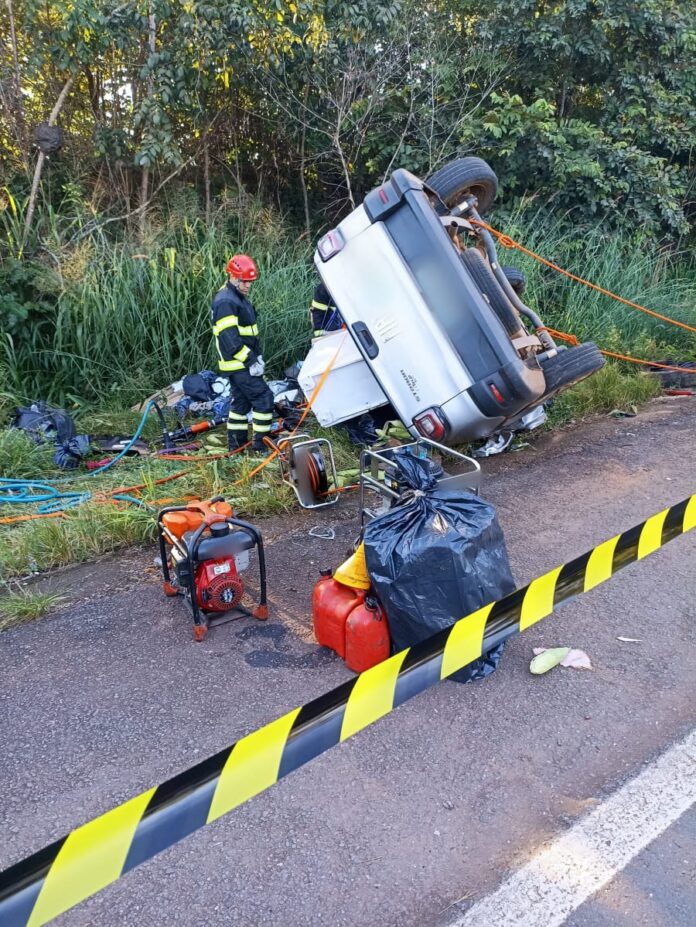 acidente-entre-carro-e-caminhao-deixa-uma-pessoa-morta-na-br-153