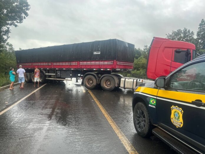 carreta-fica-atravessada-na-br-153-apos-acidente-com-carro