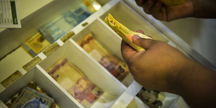 aposentados-e-pensionistas-comecam-a-receber-antecipacao-do-13o aposentados-e-pensionistas-comecam-a-receber-antecipacao-do-13o