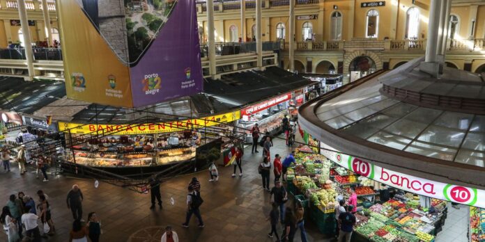 apos-um-ano,-centro-de-porto-alegre-tenta-virar-pagina-das-inundacoes