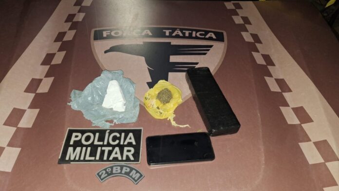 homem-e-preso-suspeito-de-trafico-apos-cao-farejador-indicar-presenca-de-drogas-em-mochila