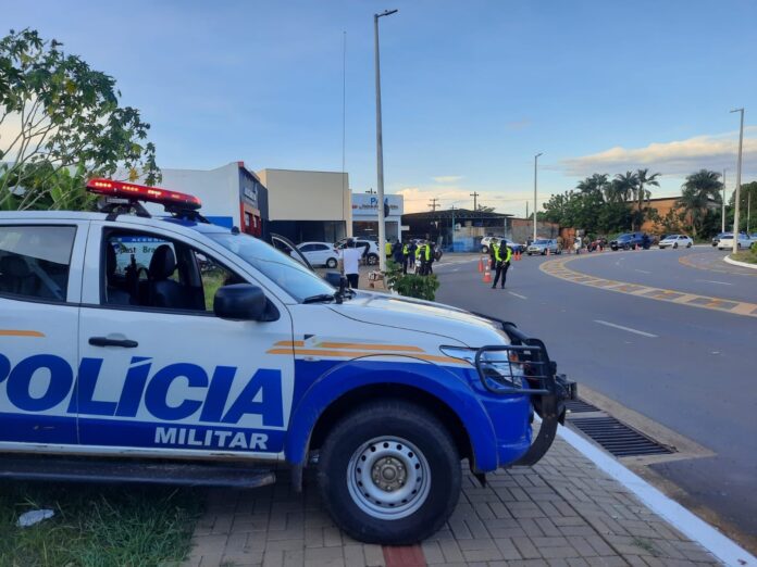 homem-e-baleado-quatro-vezes-dentro-de-casa-e-morre-em-rua,-diz-pm