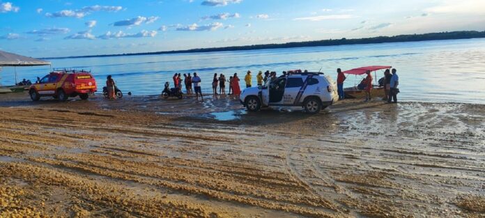 crianca-morre-afogada-em-praia-do-rio-araguaia-onde-familia-acampava,-dizem-bombeiros