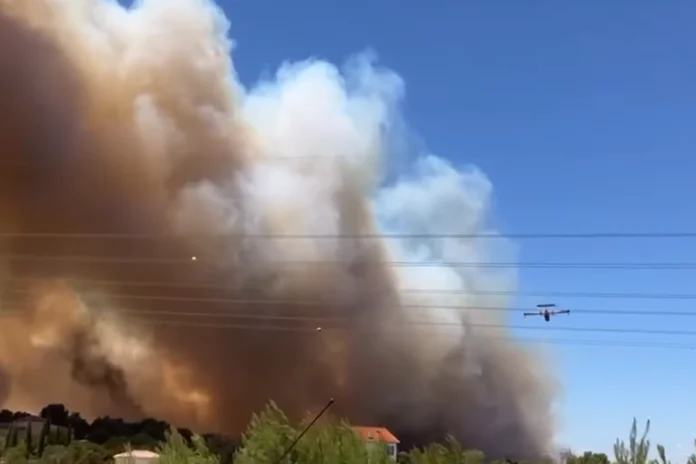 clima-extremo:-incendios-florestais-no-sul-da-franca-forcam-fechamento-de-aeroporto