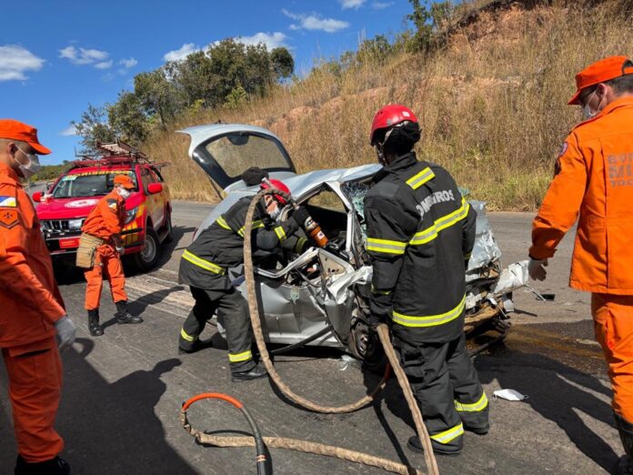 acidente-entre-carro-e-carreta-mata-cinco-pessoas-na-to-040,-proximo-a-dianopolis