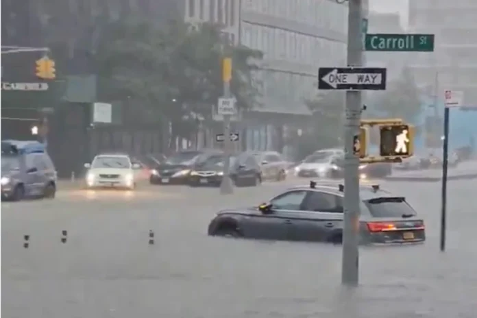 clima-extremo:-fortes-chuvas-causam-enchente-relampago-em-nova-york