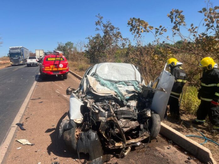 acidente-entre-carro-e-caminhao-deixa-um-morto-na-br-153