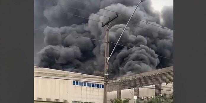 incendio-atinge-galpoes-comerciais-em-barueri,-na-grande-sao-paulo incendio-atinge-galpoes-comerciais-em-barueri,-na-grande-sao-paulo