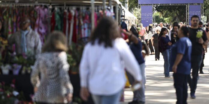 nivel-de-emprego-resiste-a-impacto-do-juro-alto,-dizem-especialistas