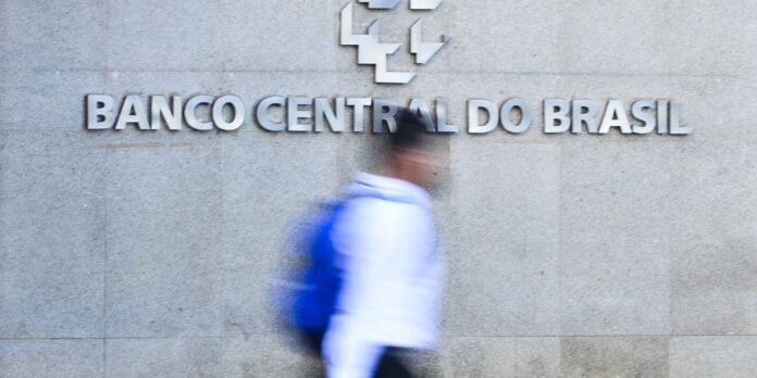 bc-acompanha-tarifaco-e-ve-juro-alto-por-tempo-“bastante-prolongado” bc-acompanha-tarifaco-e-ve-juro-alto-por-tempo-“bastante-prolongado”