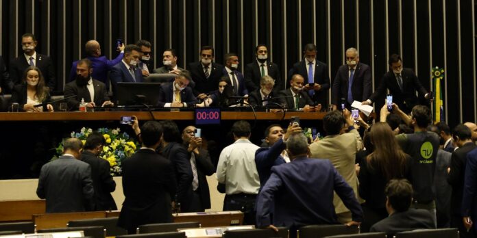 alcolumbre-e-motta-pedem-dialogo-e-respeito-apos-ocupacao-de-plenarios