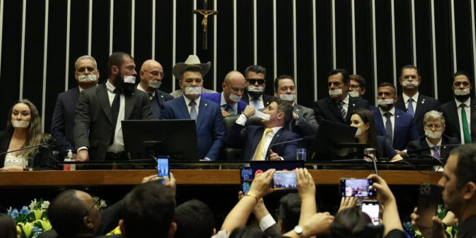 oposicao-ocupa-plenarios-por-anistia-a-8/1-e-impeachment-de-moraes