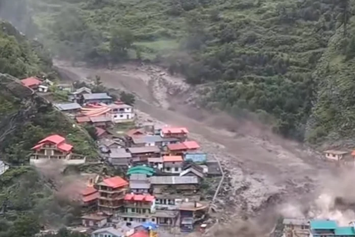 enchente-relampago-deixa-mais-de-100-desaparecidos-no-norte-da-india