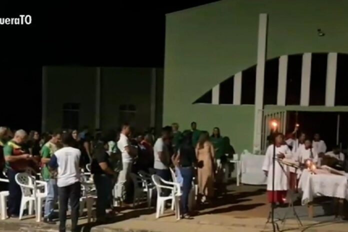 fieis-celebram-missa-sob-a-luz-de-poste-apos-furto-dos-fios-de-igreja:-‘prejuizo-de-r$-10-mil’ fieis-celebram-missa-sob-a-luz-de-poste-apos-furto-dos-fios-de-igreja:-‘prejuizo-de-r$-10-mil’