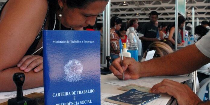 numero-de-pessoas-em-busca-de-emprego-cai-21%-no-segundo-trimestre numero-de-pessoas-em-busca-de-emprego-cai-21%-no-segundo-trimestre