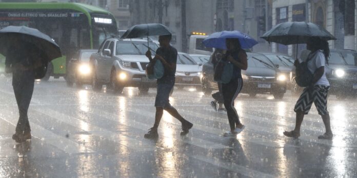 chuvas-em-sao-paulo-deixam-feridos-e-suspendem-operacao-de-montadora