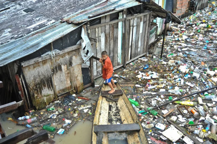 poluicao-por-plasticos-na-amazonia-e-extensa,-mas-pouco-conhecida,-mostra-estudo