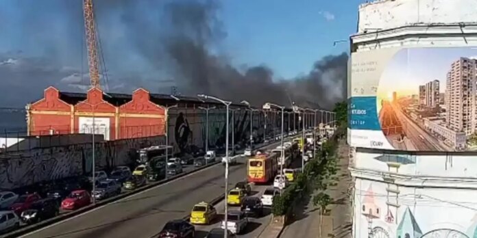 incendio-atinge-barracao-de-escola-de-samba-na-zona-portuaria-do-rio incendio-atinge-barracao-de-escola-de-samba-na-zona-portuaria-do-rio