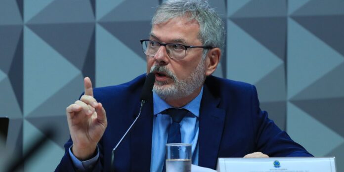 ex-diretor-do-inss-nega-vinculo-politico-em-depoimento-a-cpi